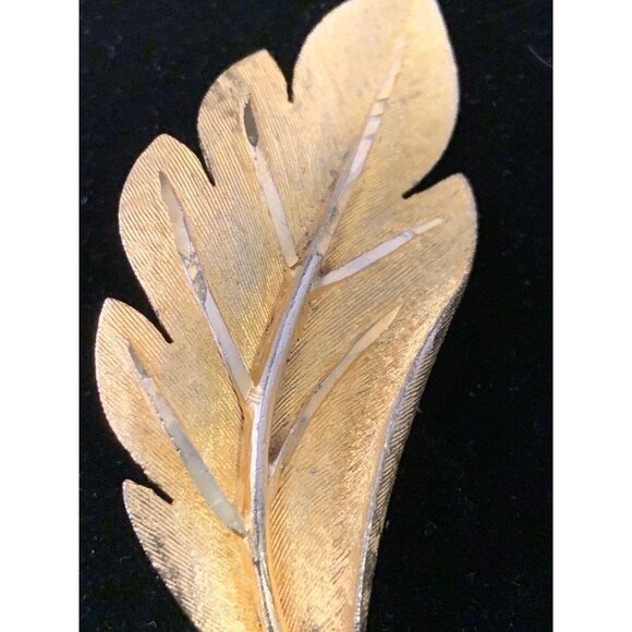 Vintage BSK Textured Gold Tone Leaf Brooch (1202) - Picture 2 of 5